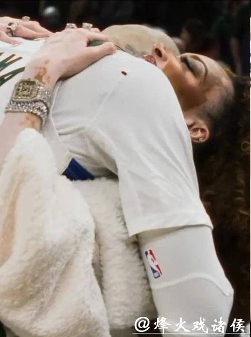 库兹马未婚妻温妮亲临现场观看雄鹿险胜湖人,赛季多次助威引猜测好事将近? 库兹马未婚妻温妮亲临现场观看雄鹿险胜湖人,赛季多次助威引猜测好事将近?